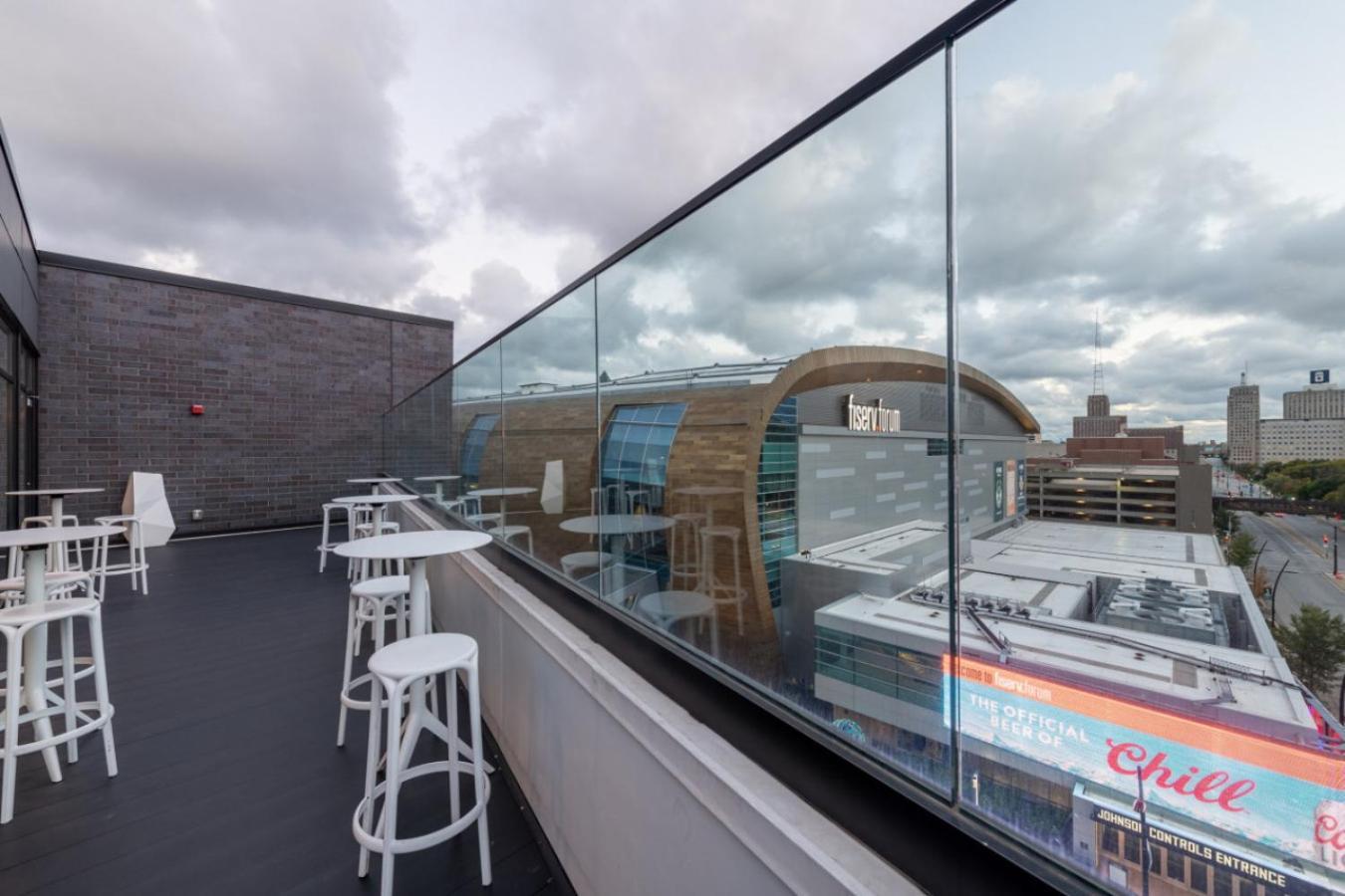 Flexhome Skywalk To Fiserv U10 With Rooftop Gym Parking Milwaukee Eksteriør billede