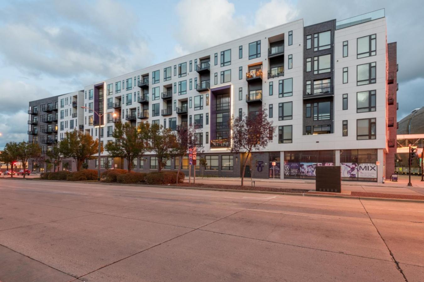 Flexhome Skywalk To Fiserv U10 With Rooftop Gym Parking Milwaukee Eksteriør billede