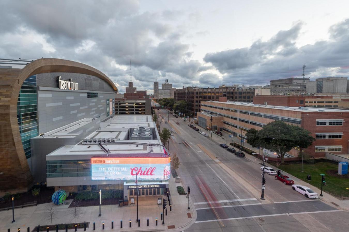 Flexhome Skywalk To Fiserv U10 With Rooftop Gym Parking Milwaukee Eksteriør billede