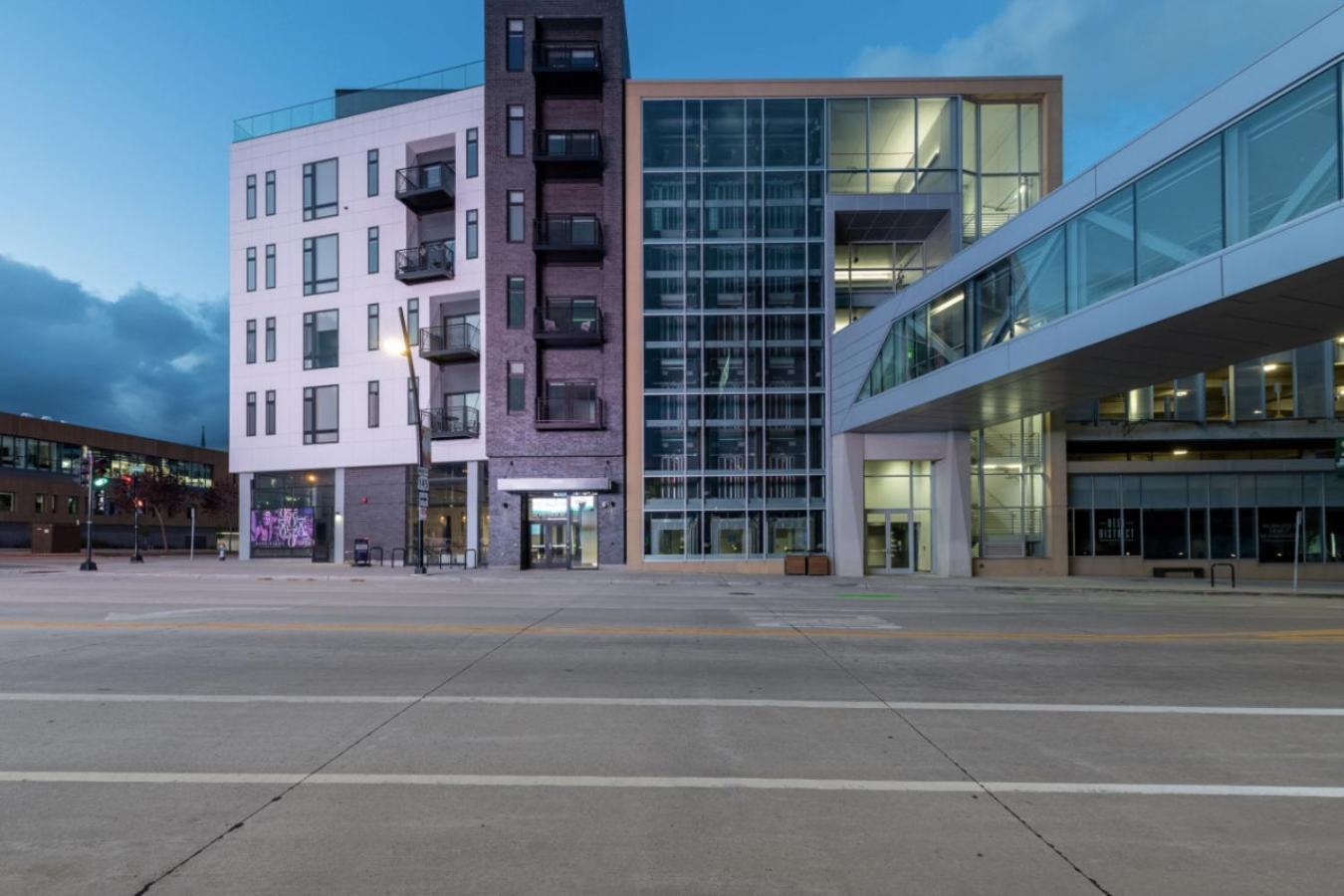 Flexhome Skywalk To Fiserv U10 With Rooftop Gym Parking Milwaukee Eksteriør billede